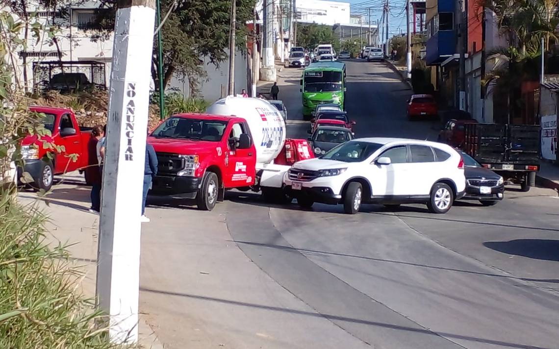 Accidentes Xalapa Camioneta Y Pipa Gasera Chocan En La Colonia Moctezuma Diario De Xalapa